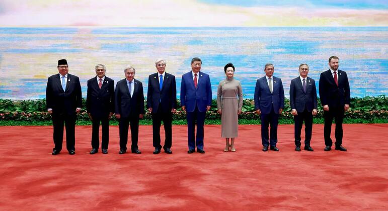 2026年7月16日，联合国秘书长安东尼奥·古特雷斯与中国国家主席习近平及其他前往上海出席世界人工智能大会的世界各国领导人合影留念。